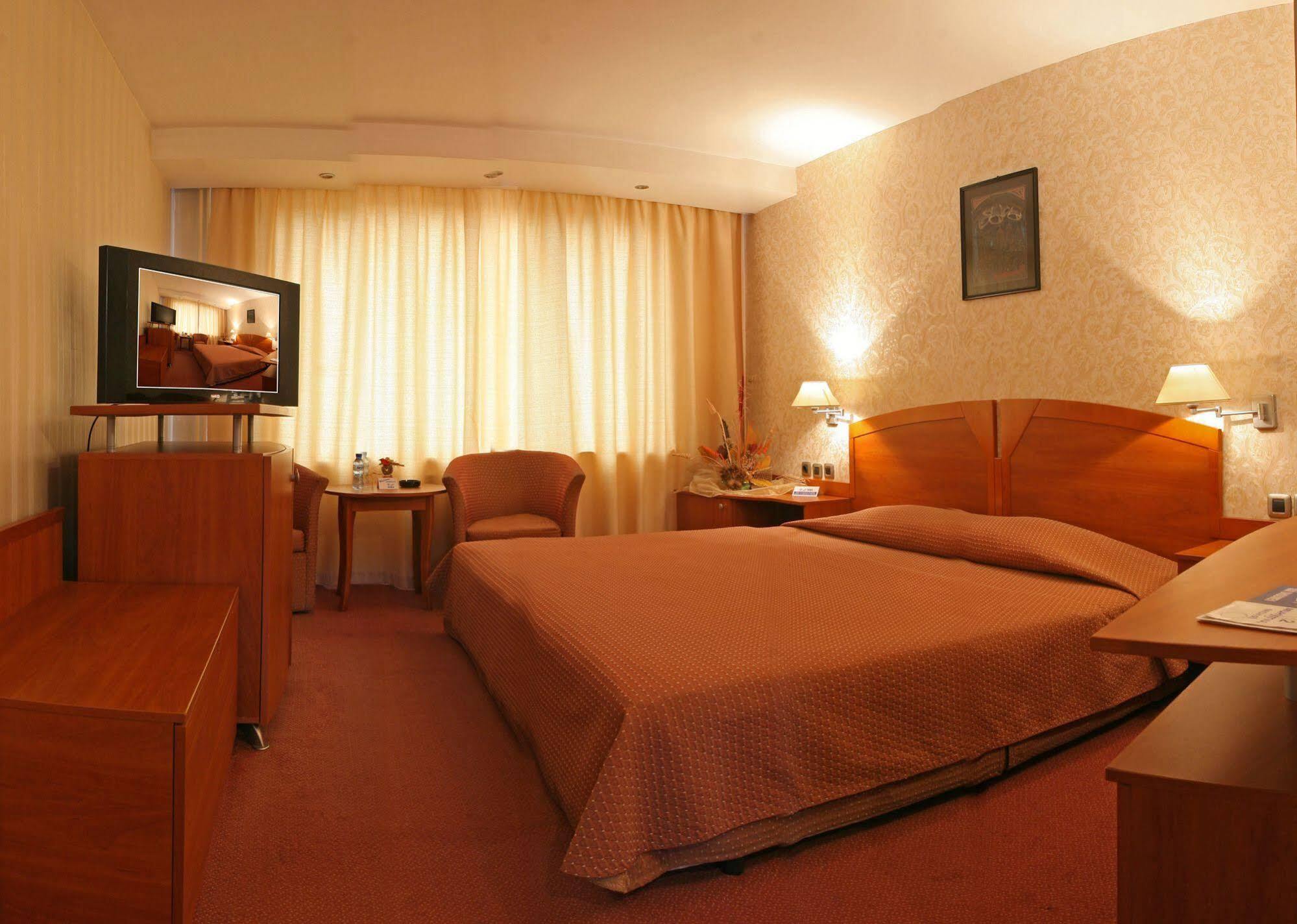 Grand Hotel Szumen Zewnętrze zdjęcie